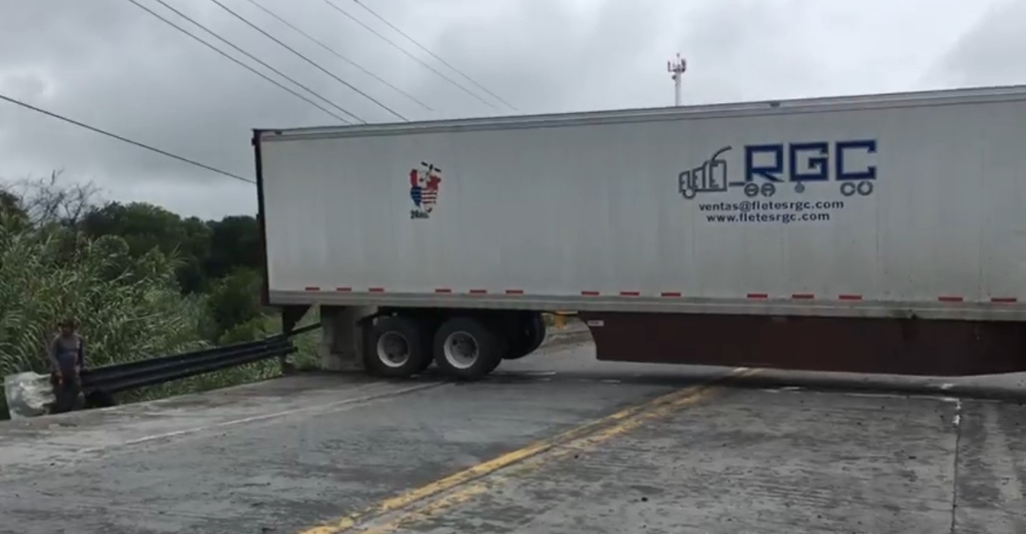 Accidente de trailer paraliza tráfico en carretera Cadereyta Allende